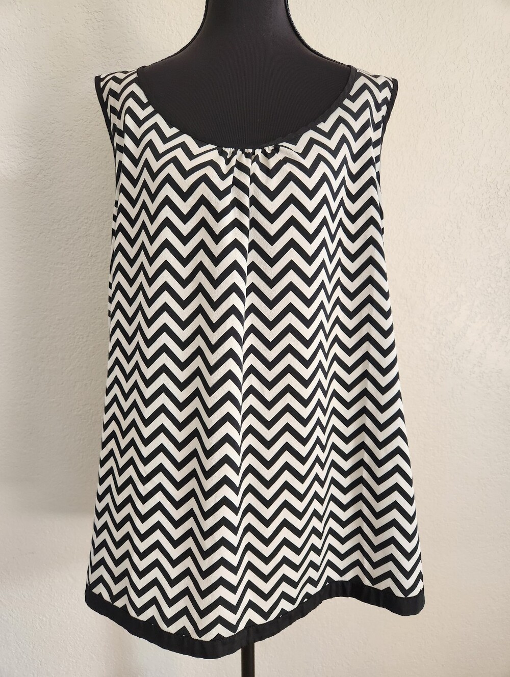 Roz & Ali Plus Sized sleeveless blouse top chevron Pattern Black & White Size 2x